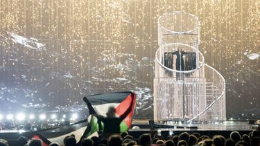 BASEL - Een bezoeker houdt een Palestijnse vlag omhoog tijdens het optreden van Yuval Raphael voor Israël tijdens de laatste repetitie voor de tweede halve finale van het Eurovisie Songfestival. ANP SANDER KONING
