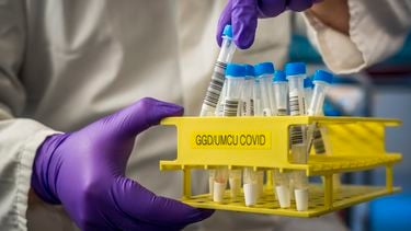 Een foto van buisjes met testen van coronabesmettingen