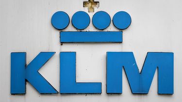 2020-10-30 14:08:23 AMSTELVEEN - Logo at the KLM headquarters. The aviation organization has convened the trade unions for crisis talks. At the KLM head office, the parties are discussing changes to the terms of employment in order to secure emergency support from the Dutch government totaling 3.4 billion euros. ANP KOEN VAN WEEL