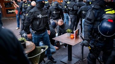 DEN HAAG - De politie verwijdert op het Plein in het centrum van Den Haag tientallen mensen van de terrassen. Vermoedelijk gaat het om mensen die eerder op de dag aanwezig waren bij de demonstratie op het Malieveld voor een strenger asielbeleid. Het protest op het Malieveld liep flink uit de hand. ANP LINA SELG