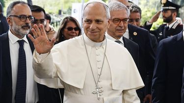 epa13300160 Pope Leo XIV (C) arrives at the Agostino Gemelli University Hospital in Rome, Italy, 13 October 2026. The medical center is preparing to receive Pope Leo XIV for planned lung surgery to extract a minor nodule, according to the Holy See Press Office.  EPA/ANGELO CARCONI