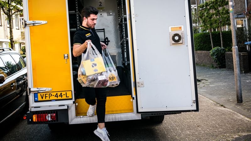 Een bezorger met boodschappen.
