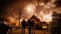 MAASDAM - Buurtbewoners van een wijk in Maasdam luiden met vuurwerk het nieuwe jaar in. Na instemming van zowel de Tweede als de Eerste Kamer komt er waarschijnlijk een landelijk verbod op consumentenvuurwerk. Het verbod treedt mogelijk volgend jaar in werking. ANP JEFFREY GROENEWEG