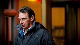 HAARLEM - Willem Holleeder verlaat de rechtbank van Haarlem. Het OM eist dat Holleeder weer wordt vastgezet omdat hij zich niet aan de afspraken voor zijn voorwaardelijke invrijheidstelling heeft gehouden. Zo zou Holleeder in april 2013 Peter R. de Vries bij zijn huis hebben bedreigd omdat zijn naam en personage worden gebruikt in een Hollywoodfilm over de Heineken-ontvoering. ANP ROBIN VAN LONKHUIJSEN