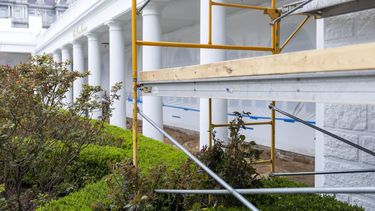 epa12854624 The White House Colonnade is under construction at the White House in Washington, DC, USA, 27 March 2026. The Colonnade is the official thoroughfare connecting the Executive Mansion with the Rose Garden and West Wing.  EPA/SHAWN THEW