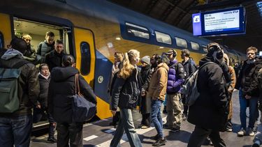AMSTERDAM - Reizigers op Amsterdam Centraal. De nieuwe dienstregeling op het spoor is ingegaan en dat betekent volgens de NS dat er flink meer treinen gaan rijden. ANP DINGENA MOL