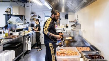 ROTTERDAM - Een kok aan het werk in een dark kitchen. Startende ondernemers kunnen in de professionele keuken van de Kitchen Dojo een plekje huren om hun bezorgmaaltijden te bereiden. ANP JEFFREY GROENEWEG