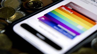 ILLUSTRATIEF - De app van onlinebank Revolut op een mobiele telefoon. De bank trekt met name relatief jonge bankgebruikers tussen de 18 en 40 jaar. ANP KOEN VAN WEEL