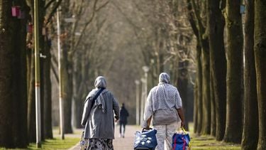 TER APEL - Bewoners van het COA tijdens een persmoment van Bart van den Brink, minister van Asiel en Migratie, na afloop van een werkbezoek aan het aanmeldcentrum in Ter Apel. Hij ging in gesprek met de betrokken instanties, zoals het Centraal Orgaan Opvang Asielzoekers (COA) en de Nederlandse Immigratie- en Naturalisatiedienst (IND). Ook sprak hij met burgemeester Jaap Velema van Westerwolde. REMKO DE WAAL / ANP