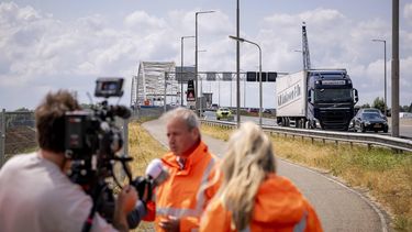 GORINCHEM - Jörgen van der Meer woordvoerder van Rijkswaterstaat tijdens een persmoment bij de Merwedebrug. Op de brug geldt een verbod voor vrachtverkeer, nadat een controle had uitgewezen dat de stalen boogconstructie verzwakt is. Om het verbod te kunnen handhaven, zijn er camera's opgehangen. ROBIN VAN LONKHUIJSEN / ANP