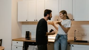 Emotionele bagage relatie partner psycholoog redder partners onderzoeker relatie geld financiën financiële tegenpolen