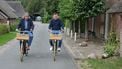 Een foto van Johnny de Mol en Johan Derksen, fietsend in Drenthe.