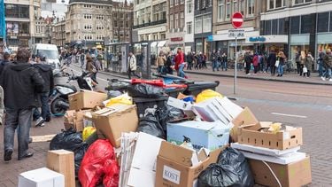 Op deze foto zie je stapel afval in Amsterdam