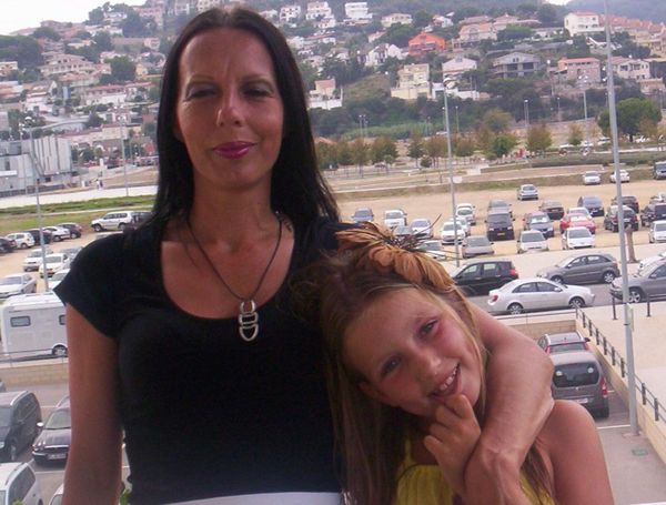 Nina Crowell (20 anni) soffre di anoressia e deve raccogliere 15mila euro: 
