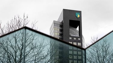AMSTERDAM - Exterieur van het hoofdkantoor van ABN AMRO. De bank schrapt de komende jaren duizenden banen om kosten te verminderen en winstgevender te worden. De bank wil het personeelsbestand tot 2028 met netto 5200 voltijdsplekken verminderen, vergeleken met het aantal mensen dat er eind vorig jaar werkte. ANP RAMON VAN FLYMEN