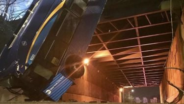 Bus bungelt over rand viaduct in New York, zeven mensen raken gewond