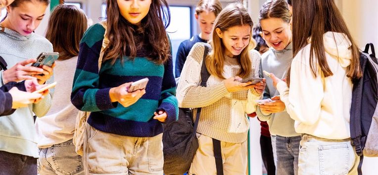 GELDERMALSEN - Leerlingen met mobieltjes op de middelbare school O.R.S. Lek en Linge. Sinds 1 januari 2024 geldt er een landelijk verbod op het gebruik van mobiele telefoons in de klas. ANP IRIS VAN DEN BROEK