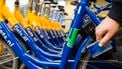 Een foto van een ov-fiets die je kunt ontsluiten met een ov-chipkaart