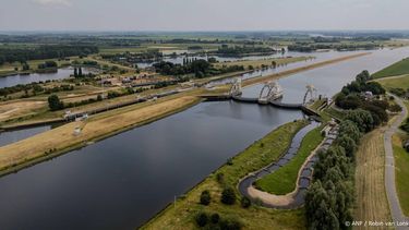HAGESTEIN - Dronefoto van het stuwcomplex Hagestein. Door aanhoudende droogte komt er minder water ons land binnen via regen en rivieren. Mogelijk wordt de stuw bij Hagestein ingezet om verzilting tegen te gaan. Door de stuw iets open te zetten, stroomt extra zoet water via de Lek naar West-Nederland. ROBIN VAN LONKHUIJSEN / ANP