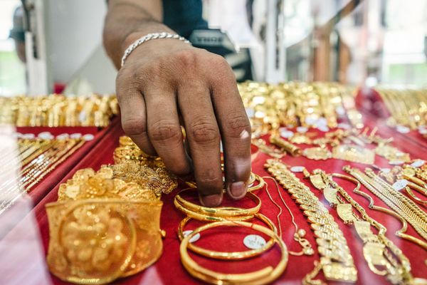 Een foto van meerdere gouden sieraden