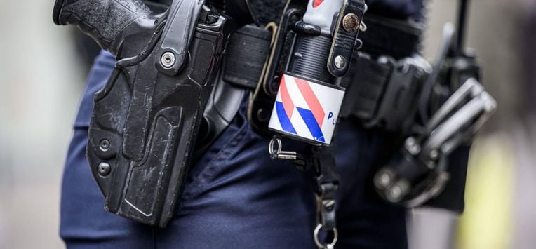 ILLUSTRATIEF - Een politieagent aan het werk op straat. ANP EMIEL MUIJDERMAN