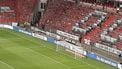 Foto van de spandoek die in het stadion hing.