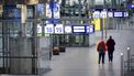 UTRECHT - Reizigers op station Utrecht Centraal tijdens een staking van NS-personeel, dat staakt voor meer loon. Door de staking in de regio's West en Noord-West rijden er, behalve tussen Amsterdam en Schiphol, in het hele land geen NS-treinen. ANP ROBIN VAN LONKHUIJSEN