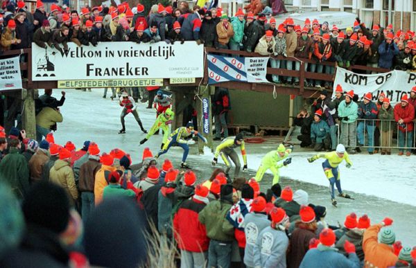 Een foto van grote drukte in Franeker tijdens de Elfstedentocht van 1997
