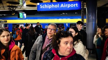 SCHIPHOL - Treinreizigers op luchthaven Schiphol. De NS waarschuwde reizigers voor forse hinder op het spoor bij Schiphol als gevolg van onvoorziene extra werkzaamheden aan het spoor. ANP RAMON VAN FLYMEN