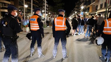 Een foto van politiemensen in Knokke-Heist bij eerdere problemen met jongeren