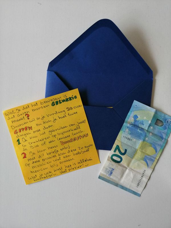 20 euro weggeven aan een vreemde: 'Geven maakt gelukkig'