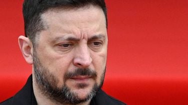 Ukraine's President Volodymyr Zelensky waits to welcome Swedish king in Lviv on April 17, 2026, amid the Russian invasion of Ukraine. 
YURIY DYACHYSHYN / AFP