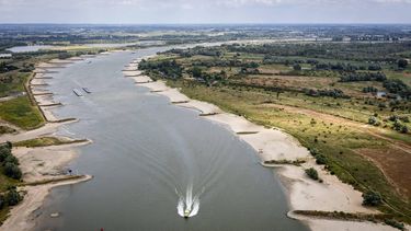 NIJMEGEN - Luchtfoto van droge rivierbeddingen door de lage waterstanden. Ook de komende weken zal het droger en warmer dan gemiddeld blijven. Dat betekent onder meer dat de afvoer van de Rijn extreem laag blijft. Ook de grondwaterstanden zijn laag tot extreem laag. Veel neerslag, ook in andere landen waar de Rijn doorheen stroomt, wordt voorlopig niet verwacht. SEM VAN DER WAL / ANP