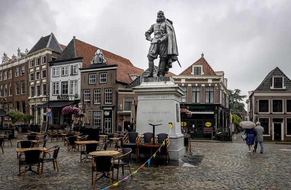 Een foto Een standbeeld van een beeld van Jan Pieterszoon Coen in Hoorn.