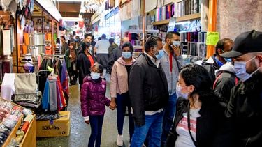 Een foto van bezoekers van de Beverwijkse Bazaar die een mondkapje dragen