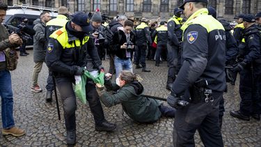 ro-Palestijnse demonstratie op de Dam ondanks noodverordening, meerdere mensen aangehouden