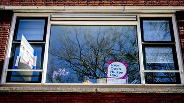 ROTTERDAM - Een te koop-bord tijdens Open Huizen Dag van makelaarsorganisatie NVM. Op de open dag nodigen de eigenaren van ruim 6100 koophuizen geïnteresseerden uit om hun woning te bezichtigen. ANP ROBIN UTRECHT