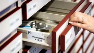 DEN HAAG - Een apothekersassistente zoekt medicijnen bij elkaar in een apotheek. ANP KOEN VAN WEEL