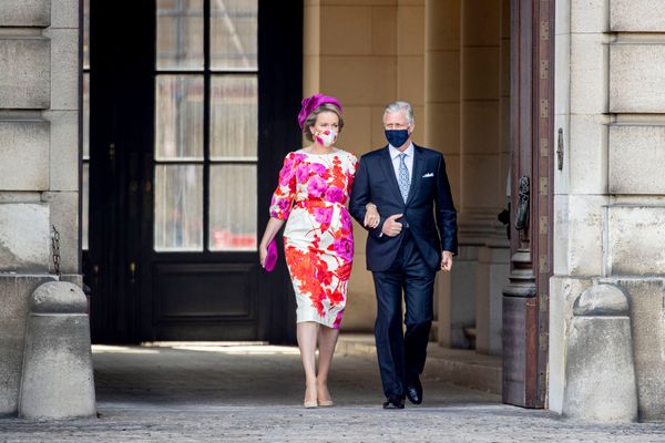 Een foto van de koning en koningin van België tijdens de Nationale Feestdag