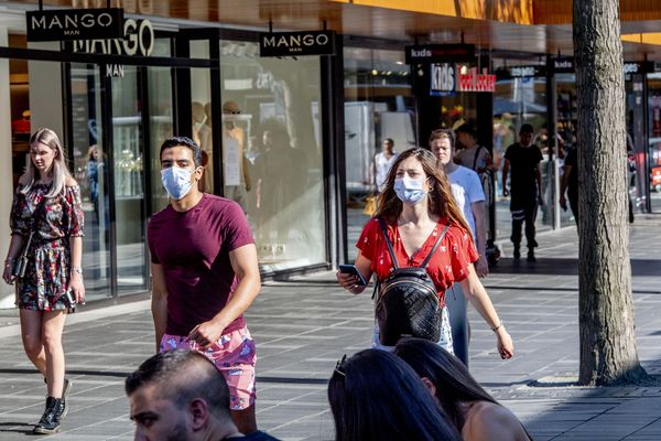 Een foto van mensen met een mondkapje op de Lijnbaan in Rotterdam