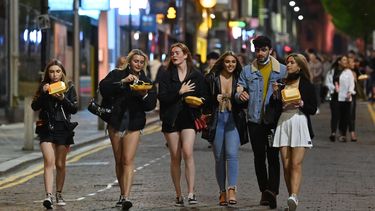 Jongeren op de laatste uitgaansavond in Liverpool, vlak voordat de lokale lockdown ingaat.