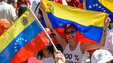 Ruim 100 mensen protesteren op de Dam tegen Maduro