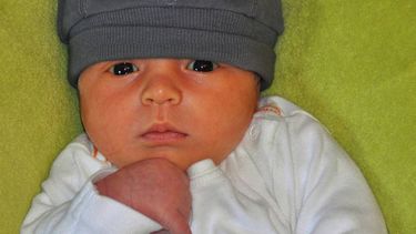 Politie redt 5 weken oude baby uit afgesloten auto