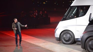 Tesla onthult elektrische vrachtwagen en sportauto