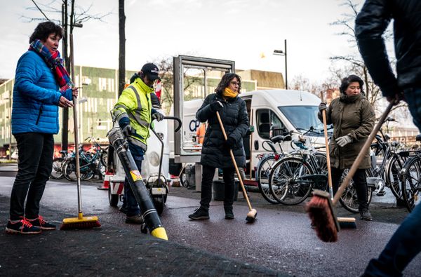 Een foto van inwoners van Eindhoven die het stationsgebied opruimen