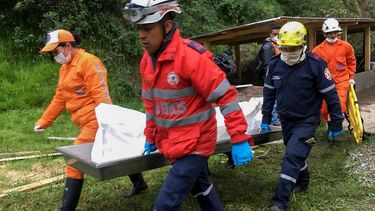 Bus meegesleurd door lawine in Colombia, 13 doden