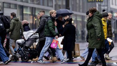 UTRECHT - Winkelend publiek doet de laatste inkopen voor de kerst. ANP ROBIN VAN LONKHUIJSEN