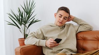 Onderzoek: veel korte video’s kijken hangt samen met minder veerkracht op school bij tieners