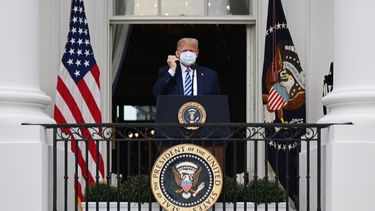 Een foto van Trump die gisteren zijn aanhangers toesprak vanaf een balkon van het Witte Huis