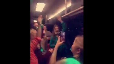 Screenshot van het filmpje, studenten van Vindicat feesten in een bus.